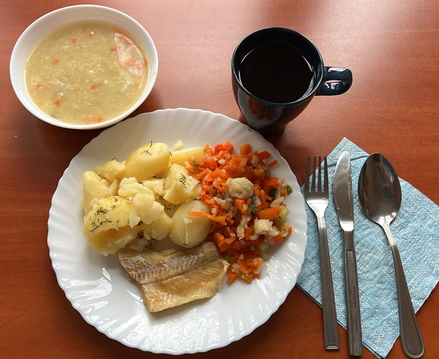 krupnik, kotlet rybny, ziemniaki, warzywa gotowane, kompot