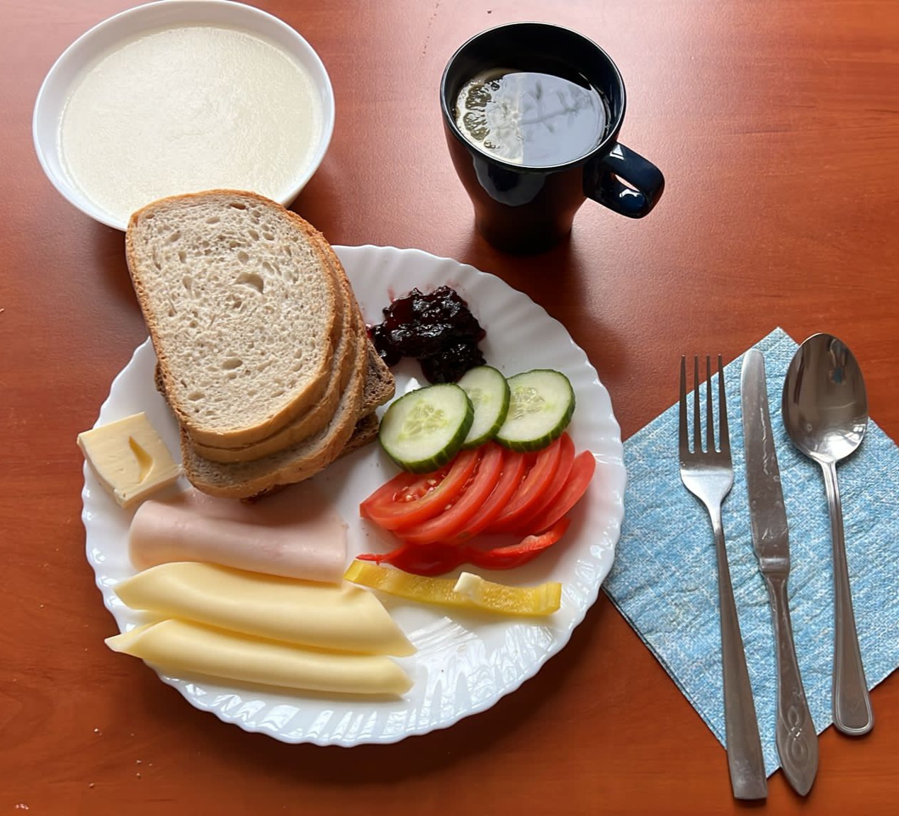 zupa mleczna, dżem, kanapki z wędliną, serem i warzywami, herbata z cytryną