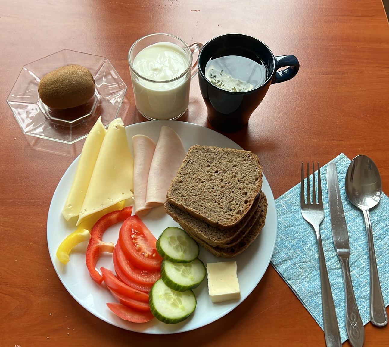 kanapki z wędliną, serem i warzywami, herbata z cytryną, kiwi z jogurtem