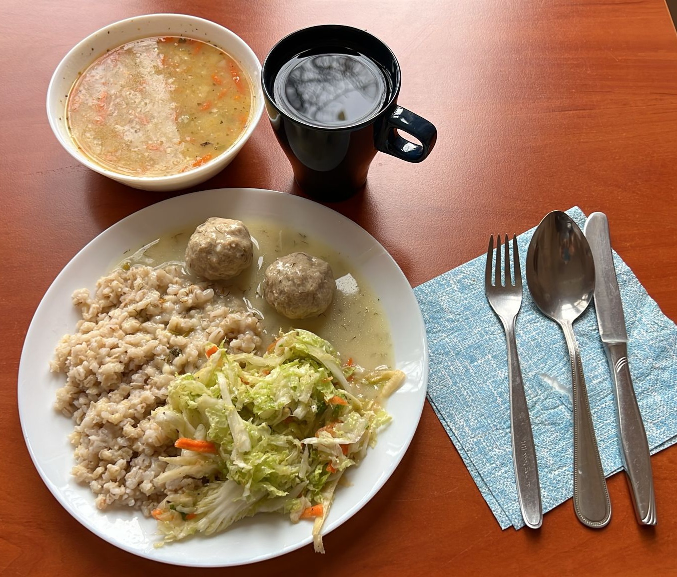 zupa, klopsy w sosie z kaszą i sur&oacute;wką z kapusty pekińskiej, kompot