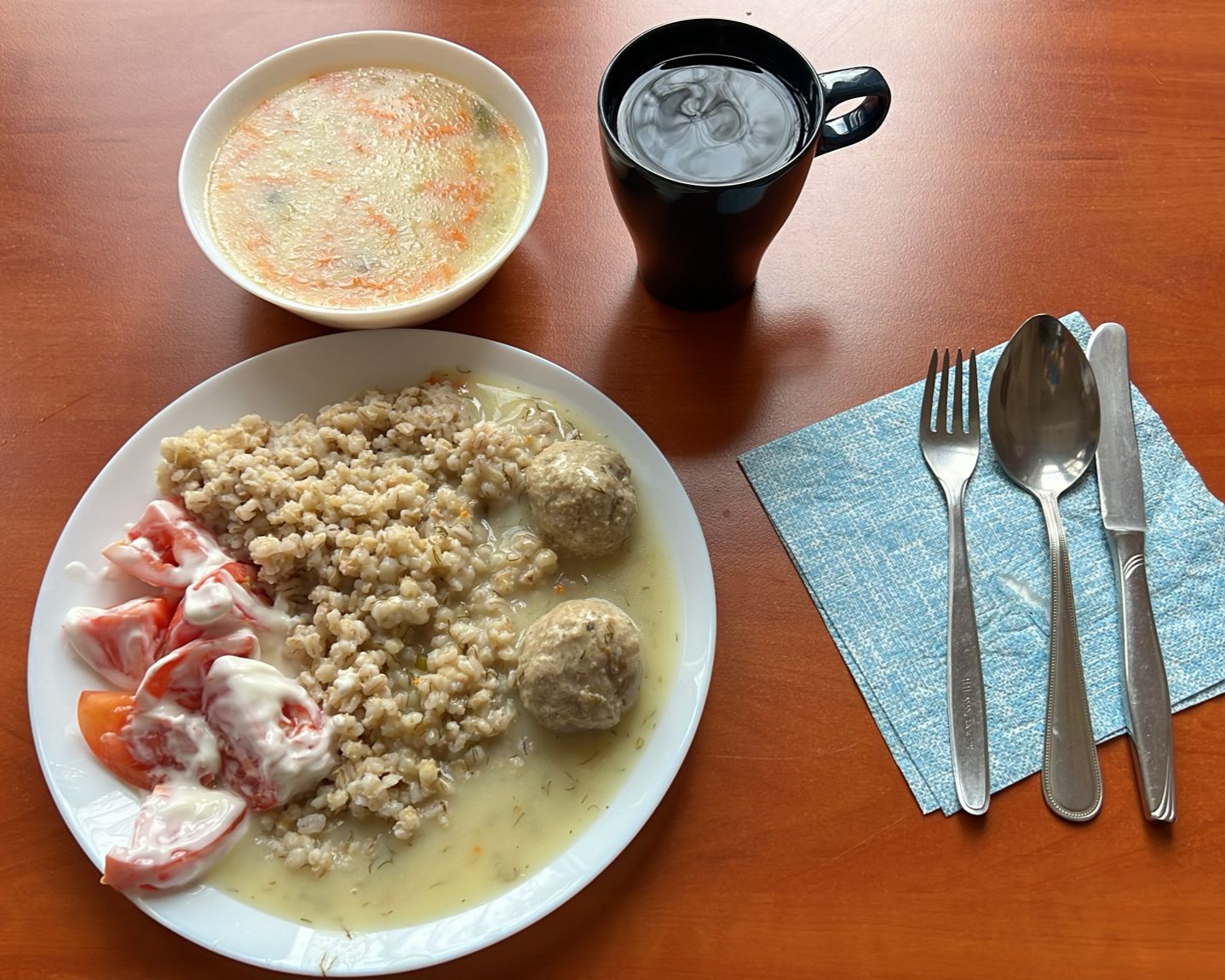 zupa, klopsy w sosie, kasza i pomidory z jogurtem, kompot