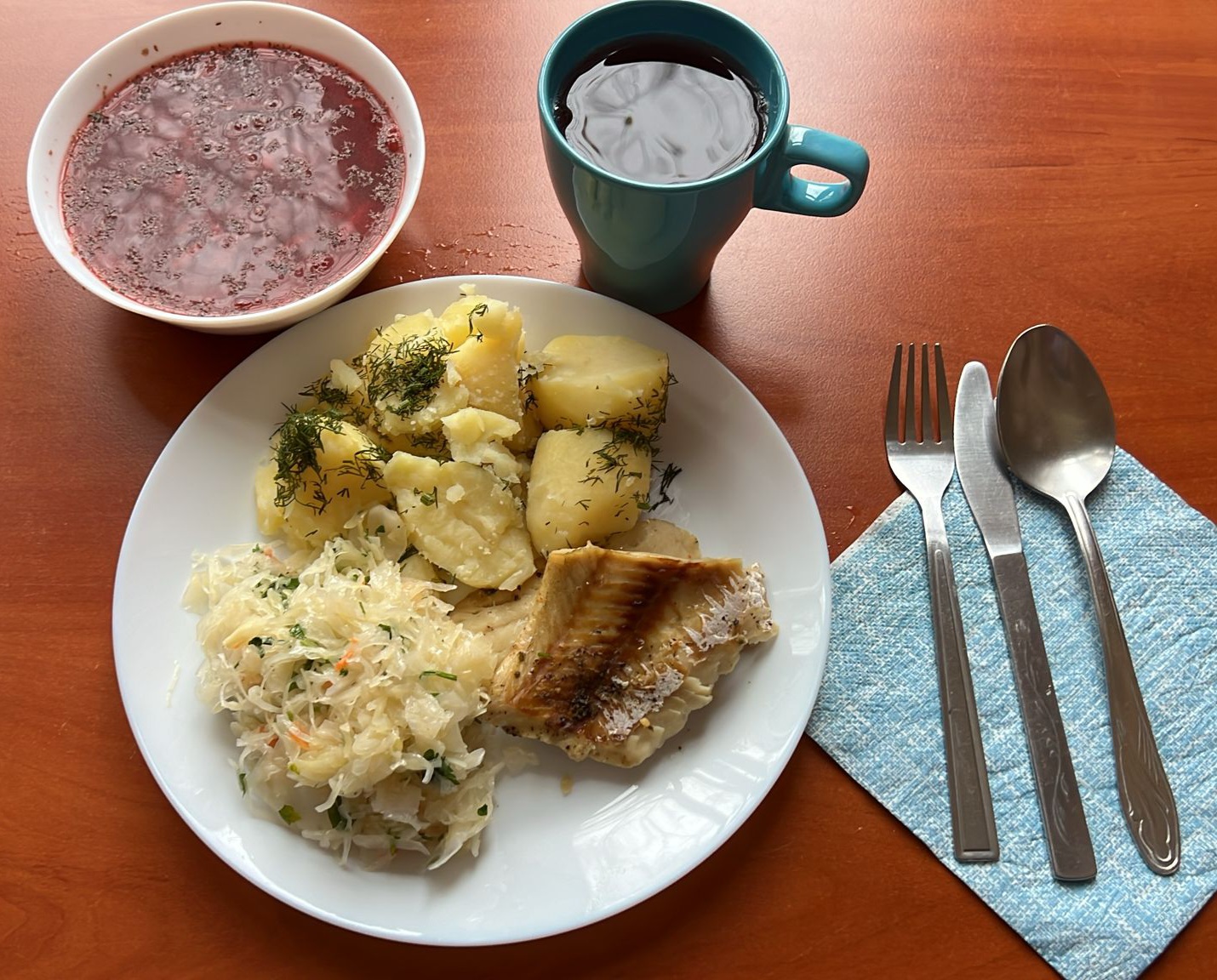 barszcz, ryba z ziemniakami i sur&oacute;wką, kompot