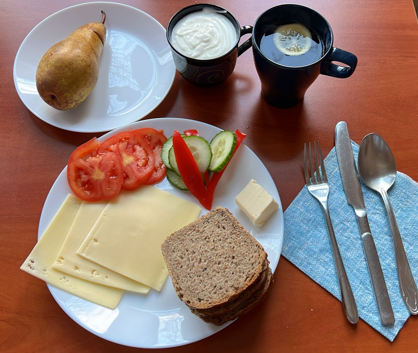 kanapki z serem i warzywami, herbata z cytryną, gruszka z jogurtem