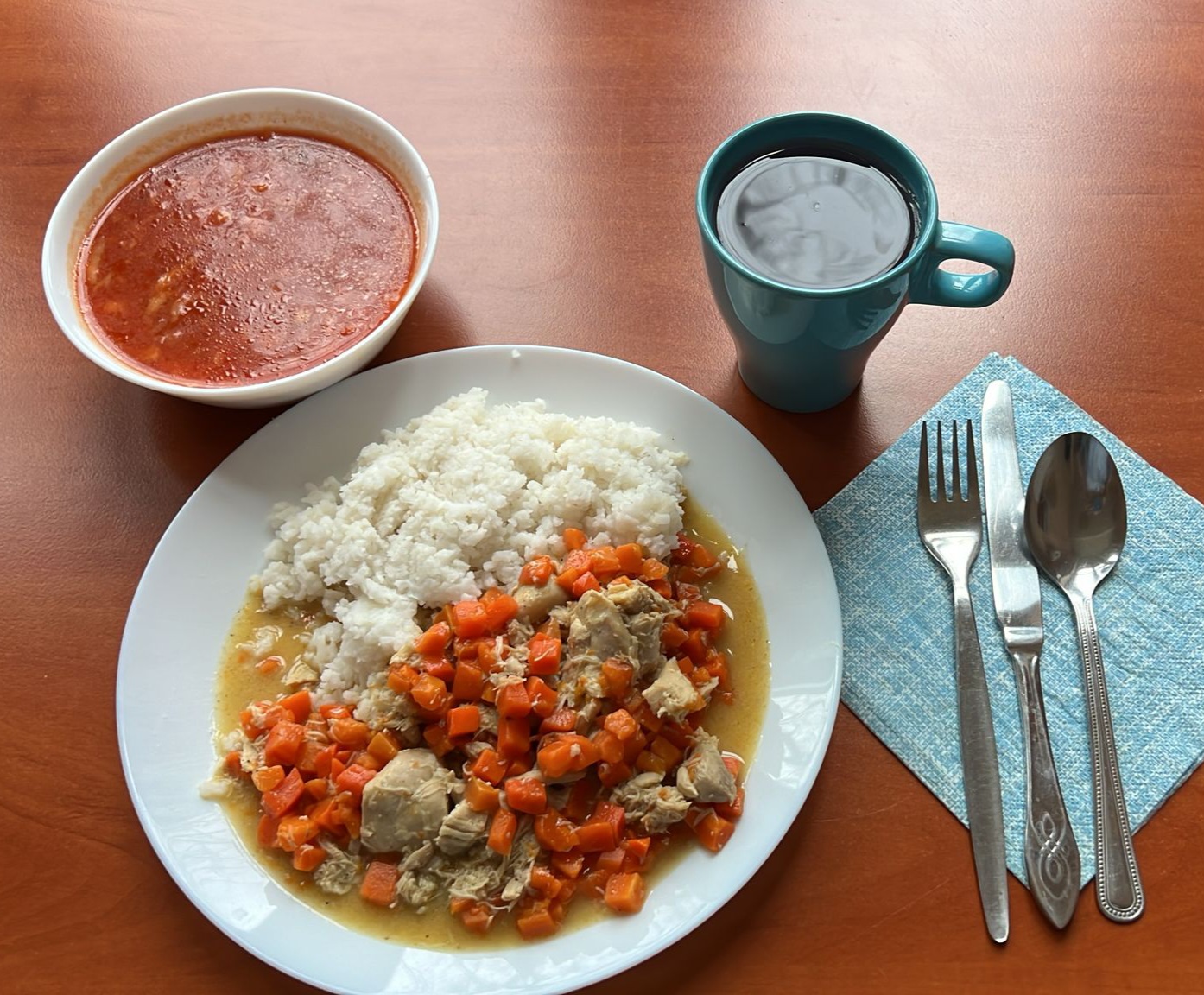 zupa pomidorowa, potrawka z kurczaka z ryżem i marchewką, kompot