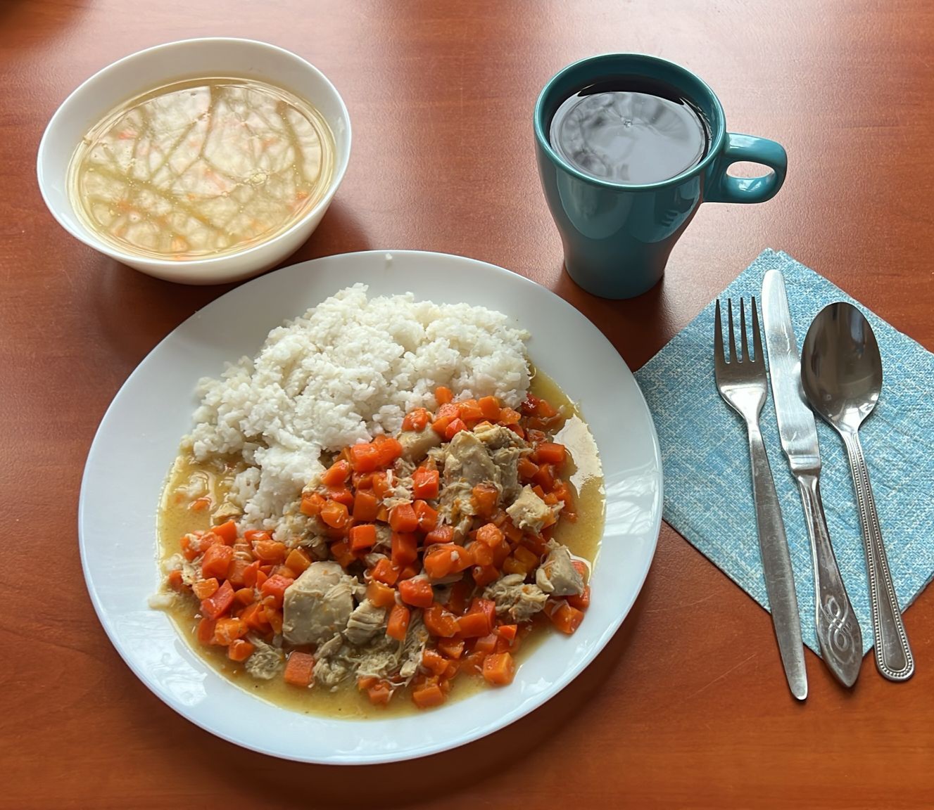 zupa ziemniaczana, potrawka z kurczaka z ryżem i marchewką, kompot