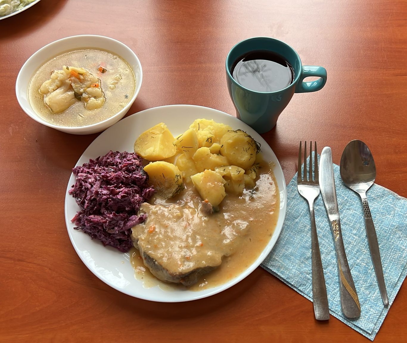 zupa kalafiorowa, kark&oacute;wka w sosie, ziemniaki, sur&oacute;wka z kapusty, kompot