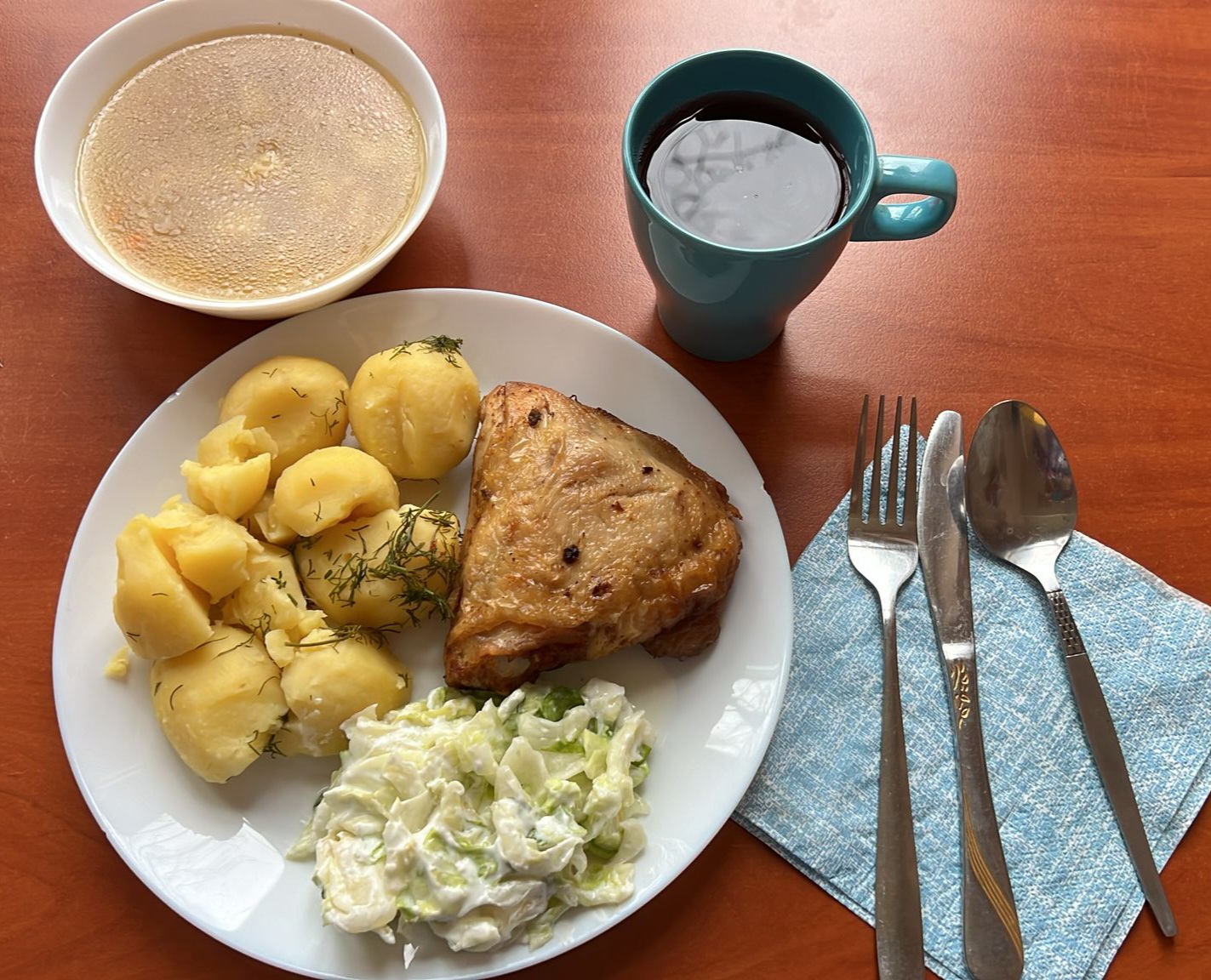 zupa ziemniaczana, kurczak pieczony, ziemniaki, sałata z jogurtem, kompot