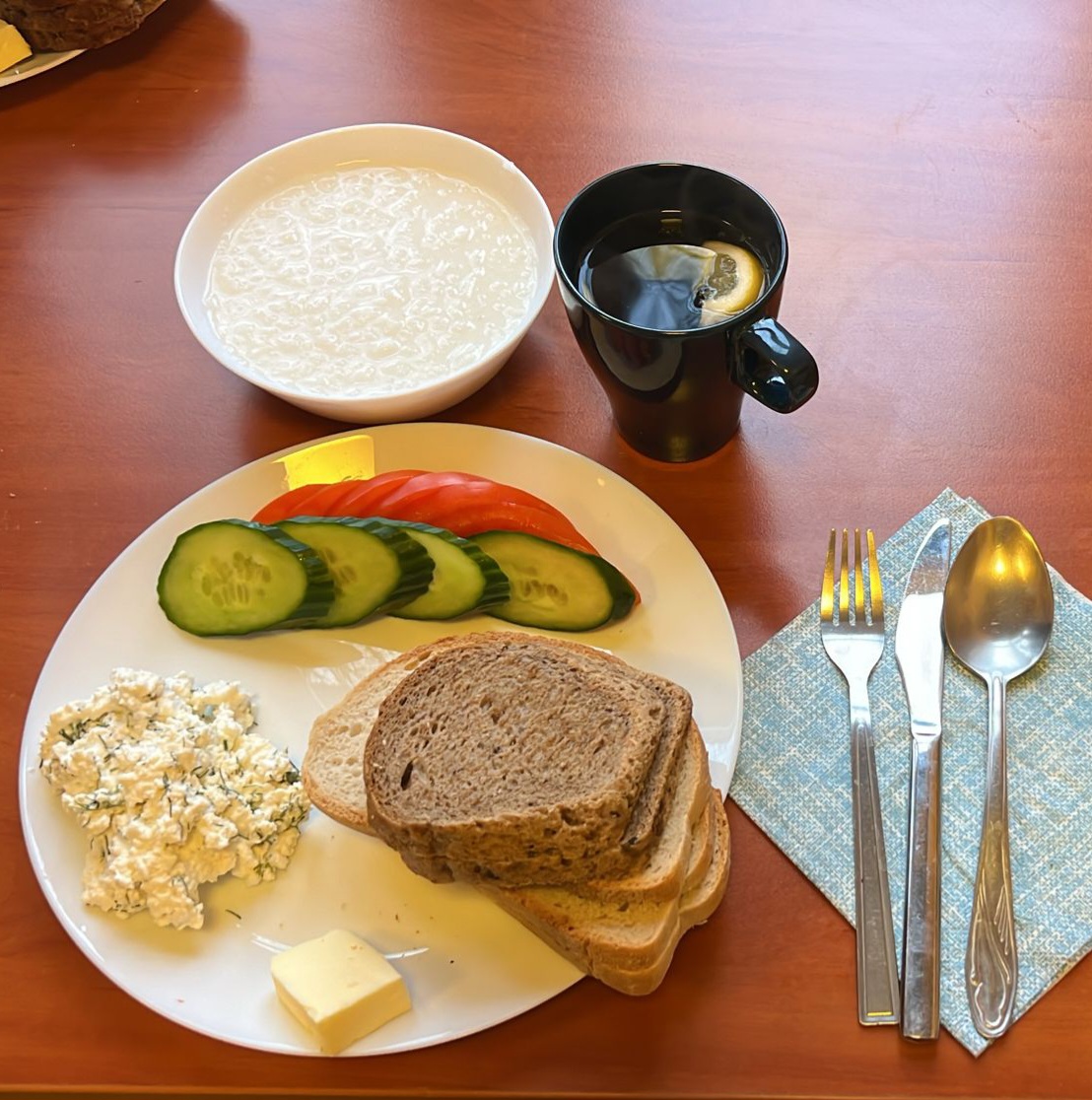 zupa ryżowa, dżem, kanapki z twarożkiem i warzywami, herbata z cytryną