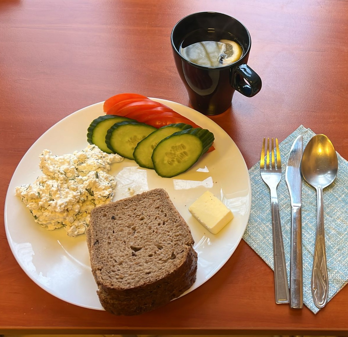 kanapki z twarożkiem i warzywami, herbata z cytryną