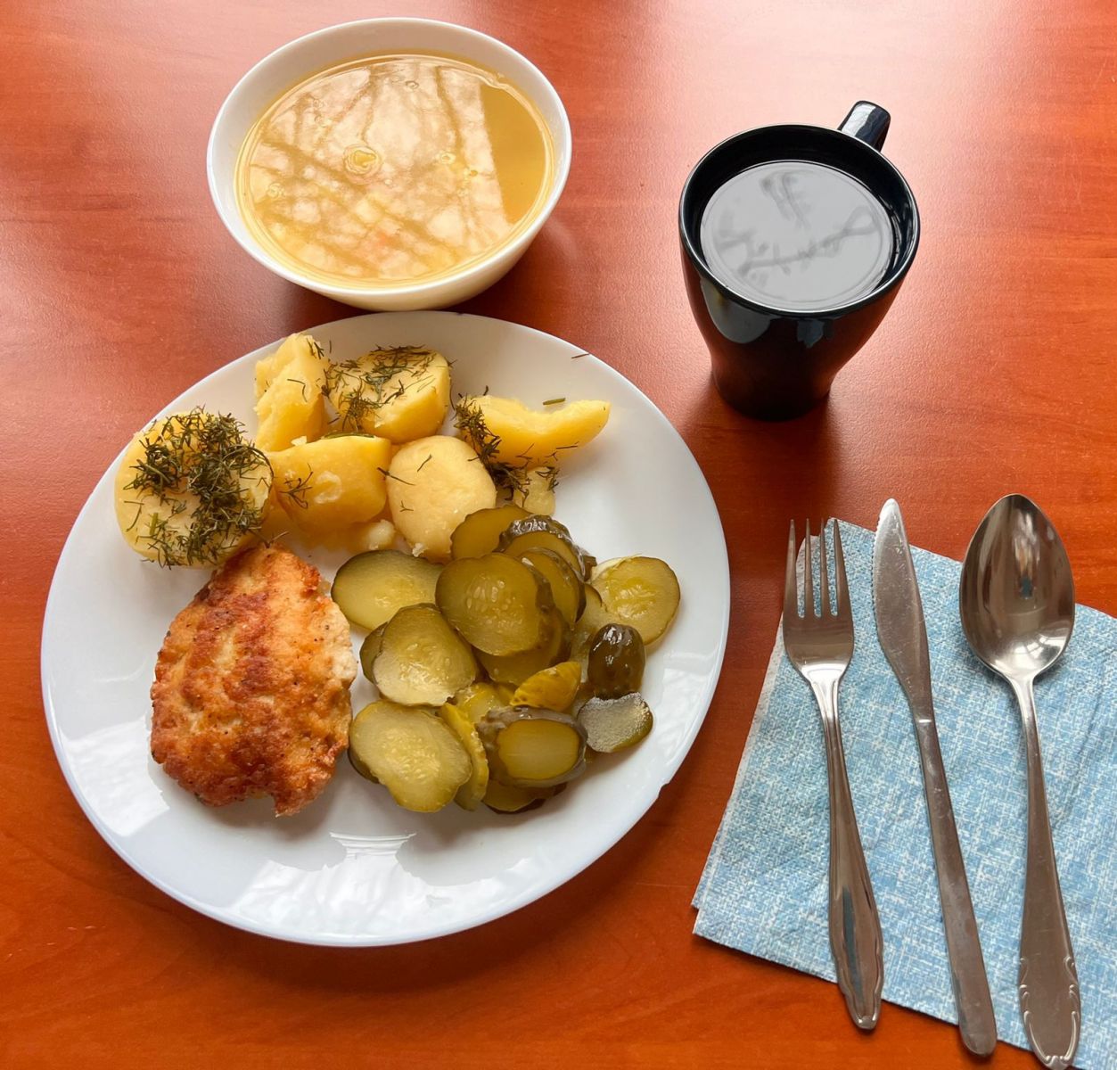 zupa z soczewicy, kotlet rybny z ziemniakami i og&oacute;rkami kiszonymi, kompot