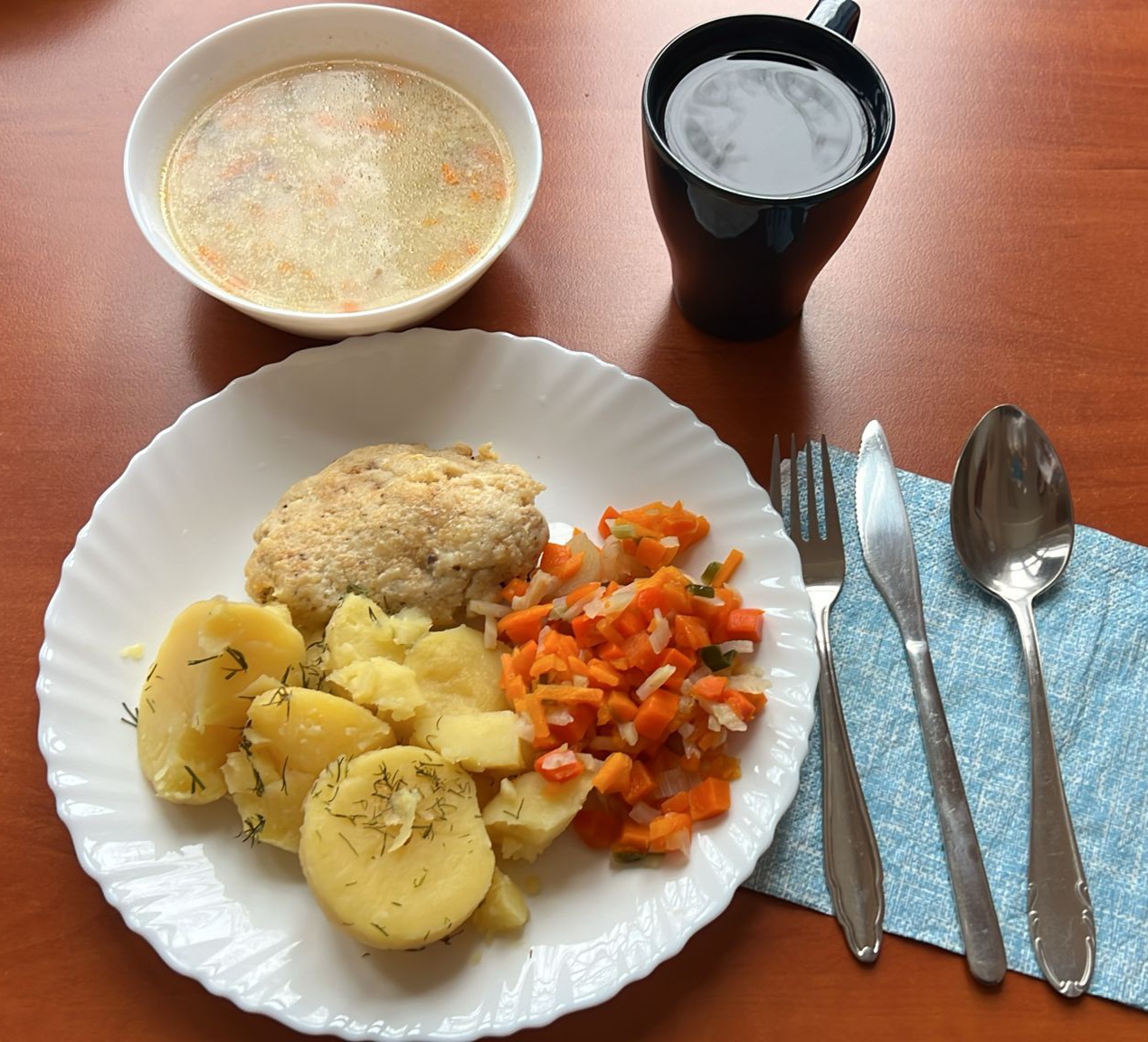 zupa ryżowa, kotlet rybny z ziemniakami i bukietem warzyw, kompot