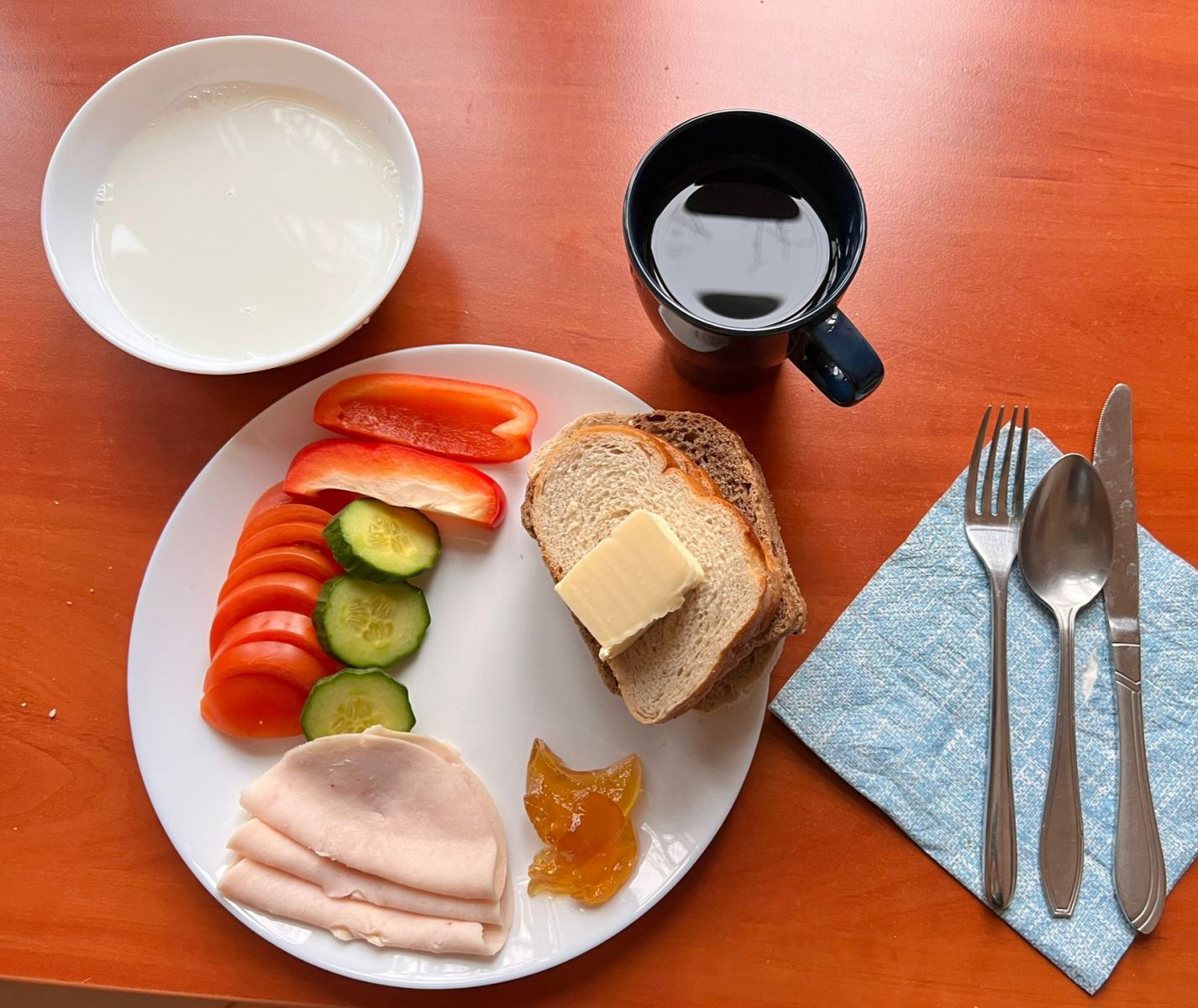 zupa mleczna, dżem, kanapki z wędliną i warzywami, herbata z cytryną