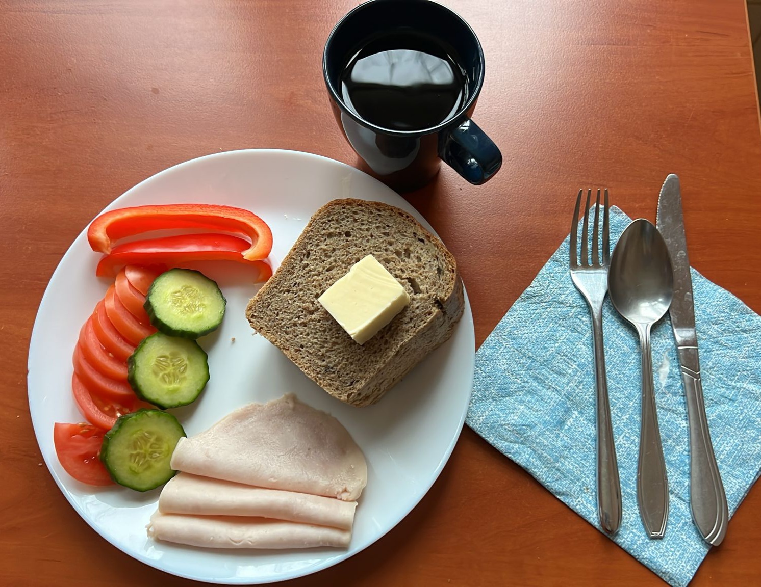 kanapki z wędliną i warzywami, herbata z cytryną