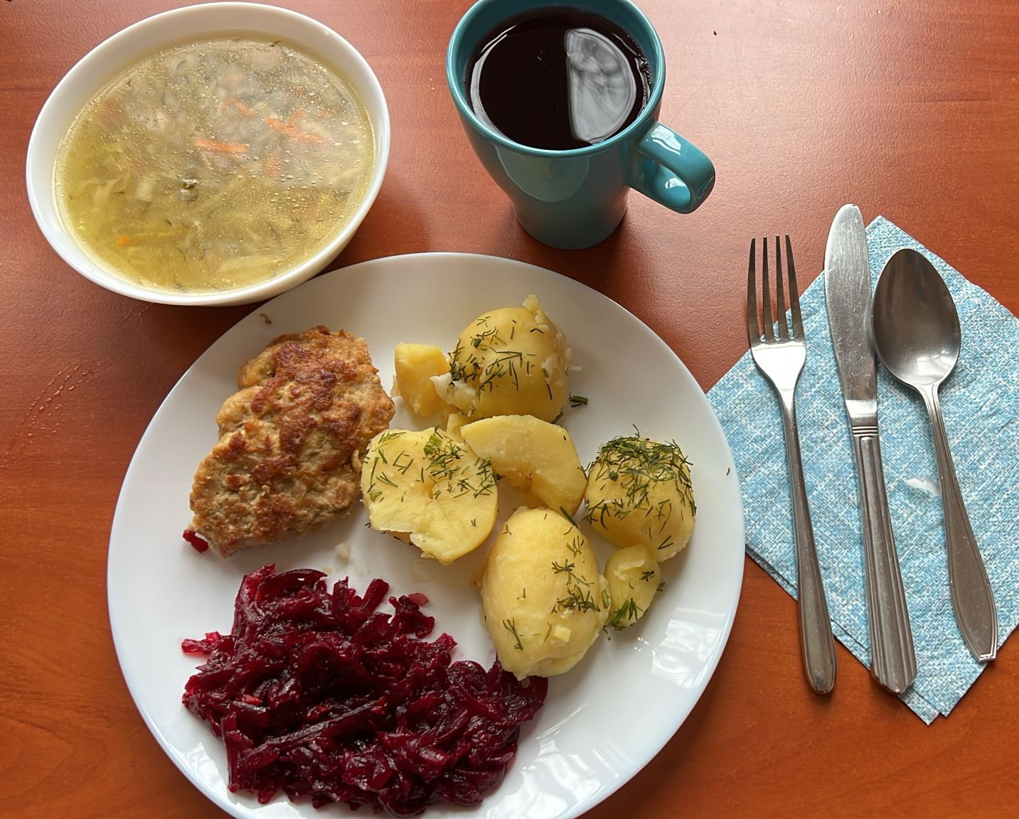 zupa og&oacute;rkowa, kotlet mielony z ziemniakami i burakami, kompot