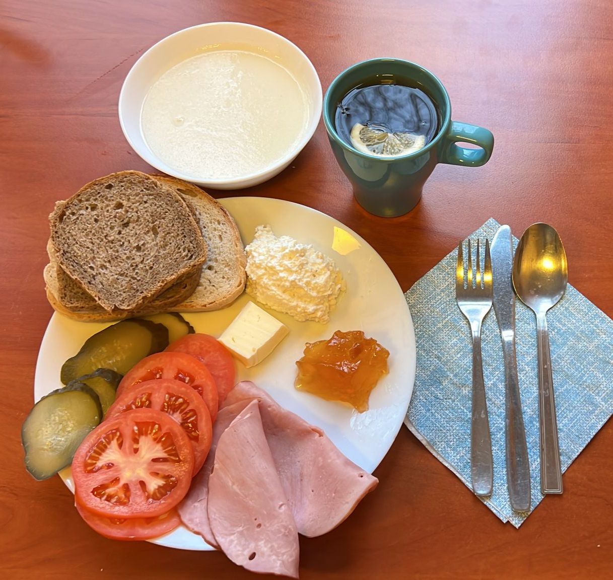 zupa mleczna, kanapki z wędliną i twarożkiem i warzywami, herbata z cytryną