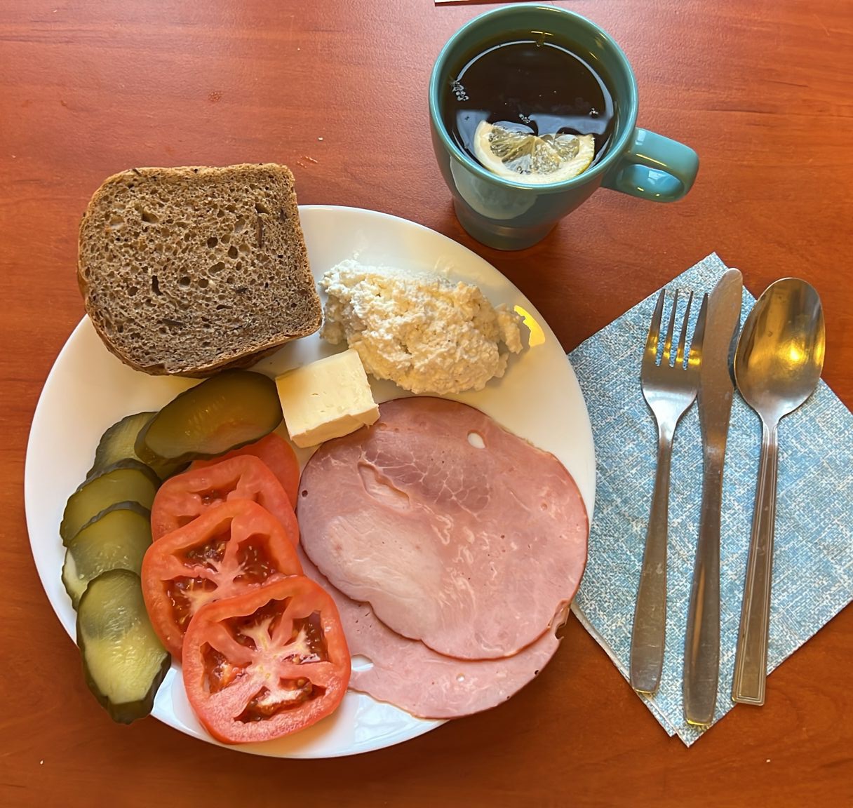 kanapki z wędliną i twarożkiem i warzywami, herbata z cytryną