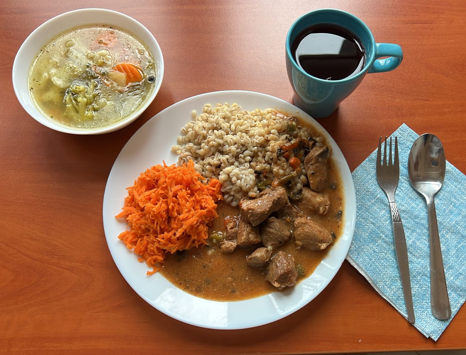 zupa jarzynowa, gulasz z kaszą i sur&oacute;wką z marchewki, kompot