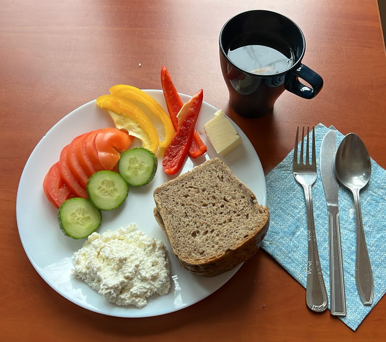 kanapki z twarożkiem i warzywami, herbata z cytryną