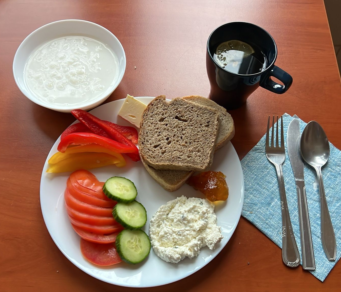 zupa mleczna, dżem, kanapki z twarożkiem i warzywami, herbata z cytryną