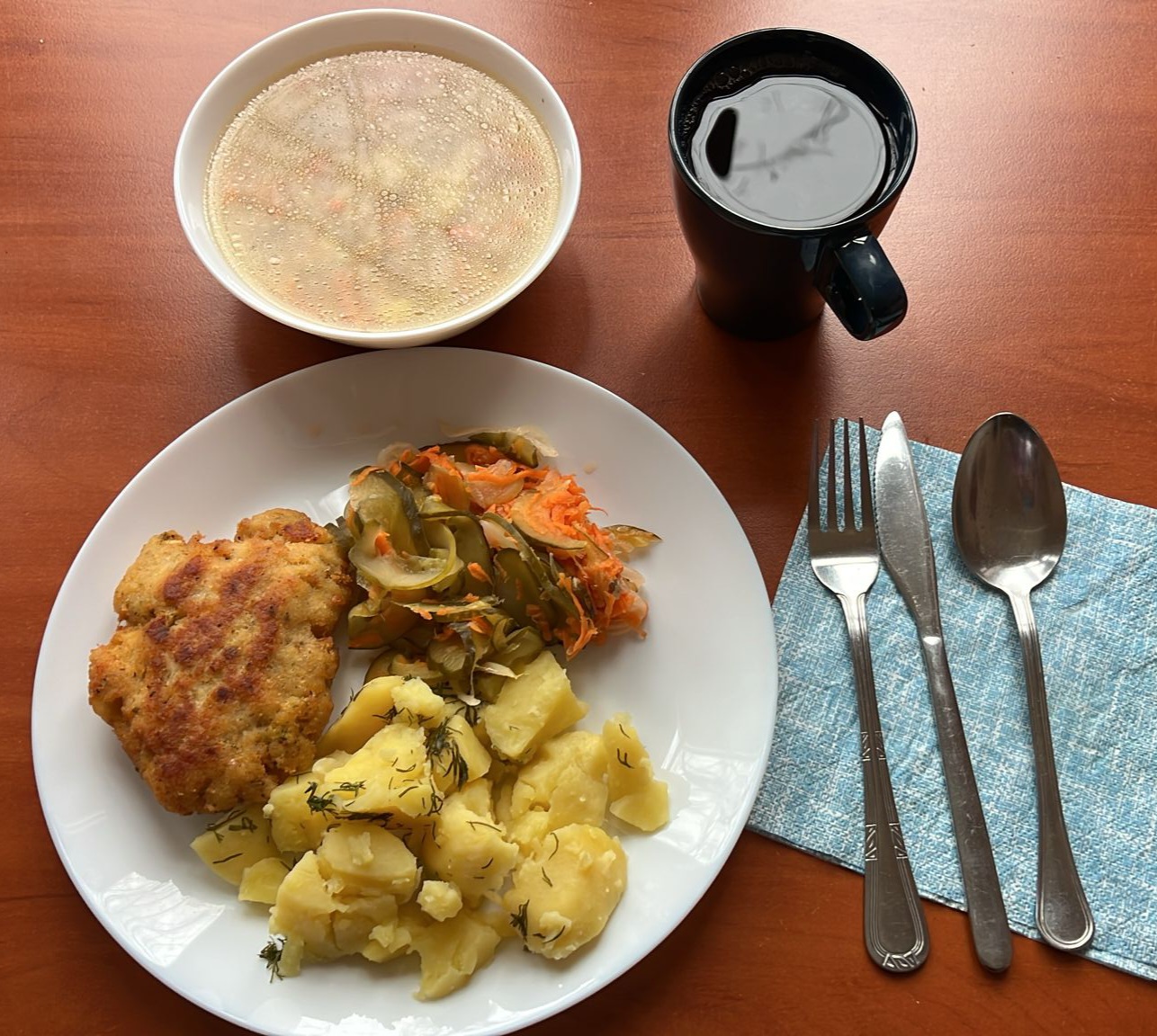 krupnik, kotlet rybny z ziemniakami i sur&oacute;wką, kompot