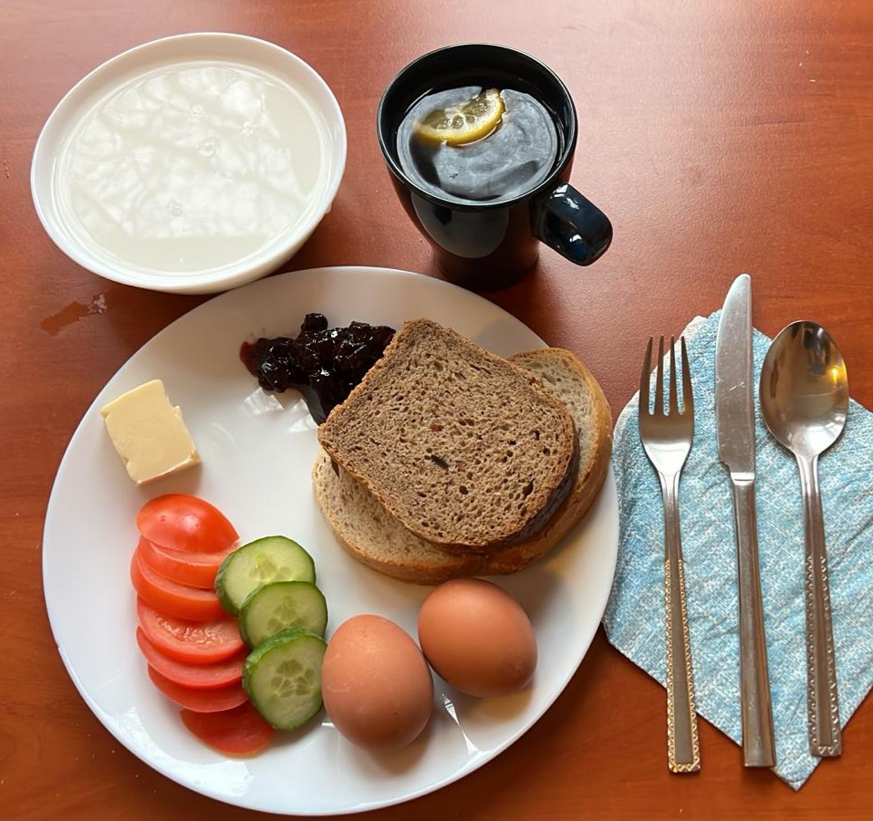 zupa mleczna, dżem, kanapki z warzywami, gotowane jajka, herbata z cytryną