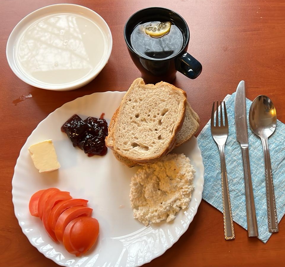 zupa mleczna, dżem, kanapki z twarożkiem i pomidorem, herbata z cytryną