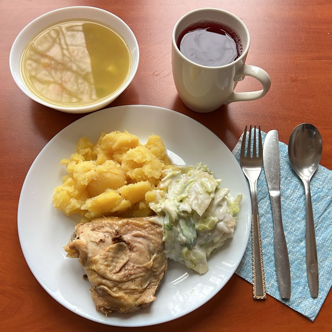 zupa ziemiaczana, udko z ziemniakami i sałatą z jogurtem, kompot