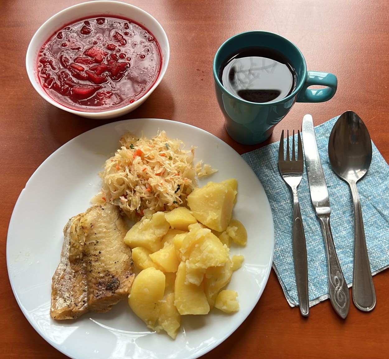 barszcz czerwony, filet rybny z ziemniakami i sur&oacute;wką z kiszonej kapusty, kompot