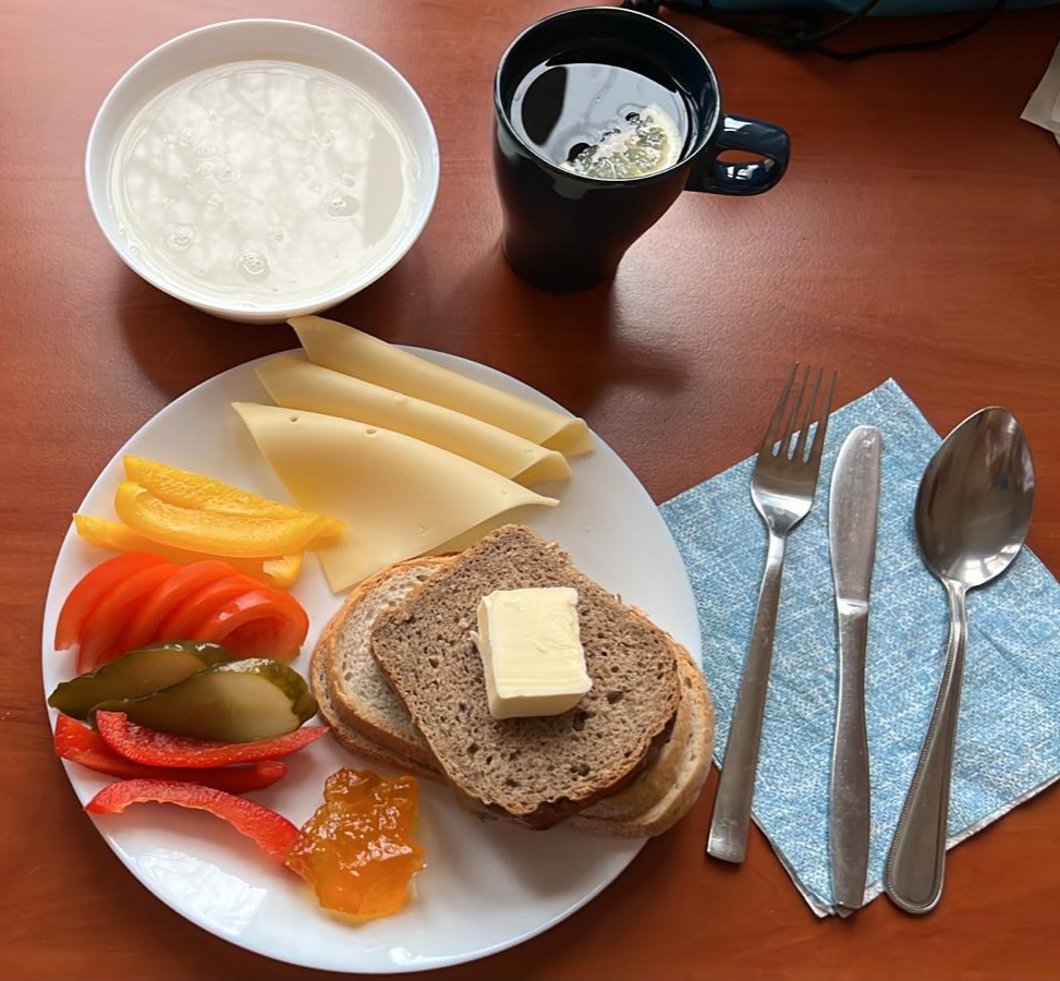 zupa mleczna, dżem, kanapki z serem i warzywami, herbata z cytryną