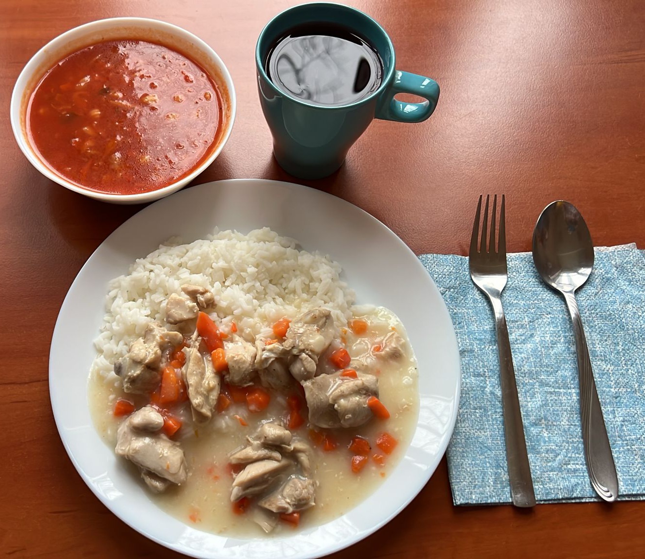 zupa pomidorowa, potrawka z kurczaka z ryżem i marchewką, kompot