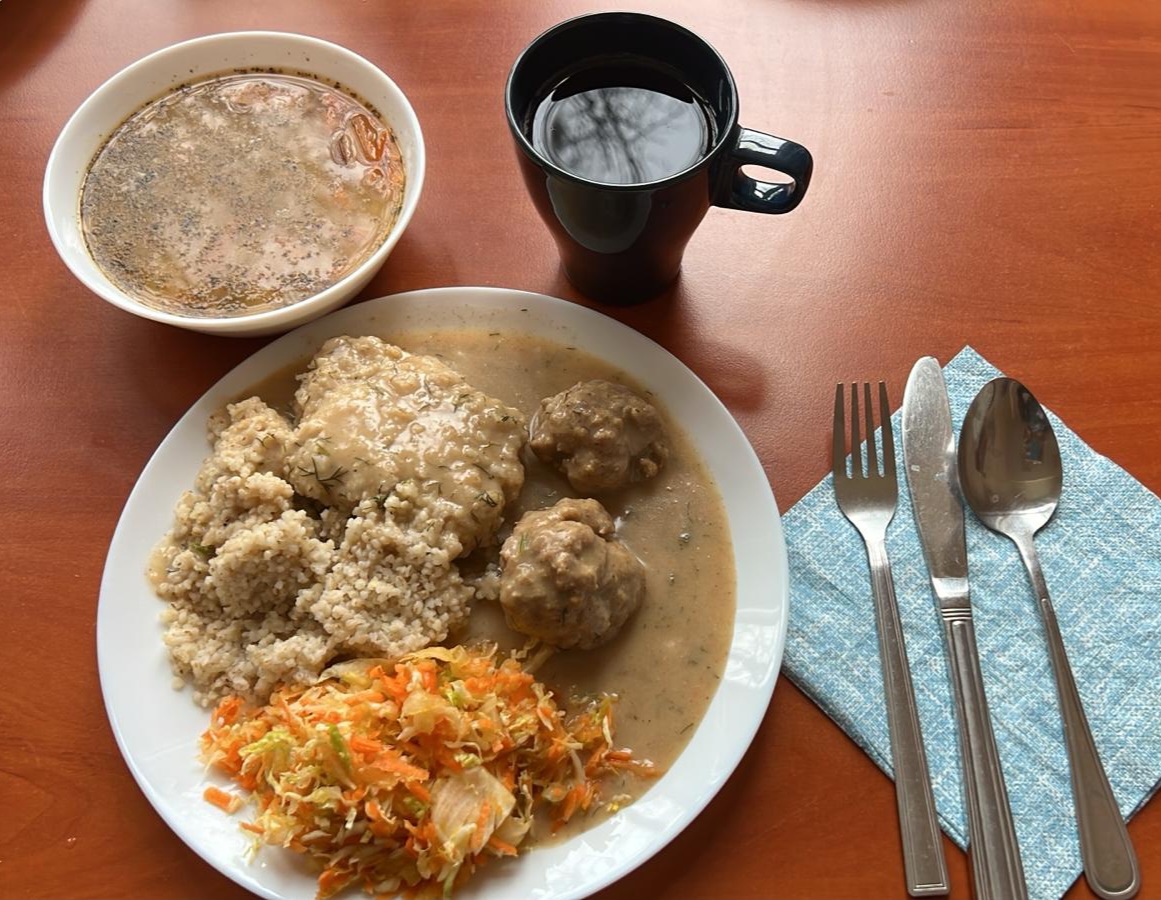 zupa grochowa, klopsy z sosem, kaszą i sur&oacute;wką z kapusty pekińskiej, kompot