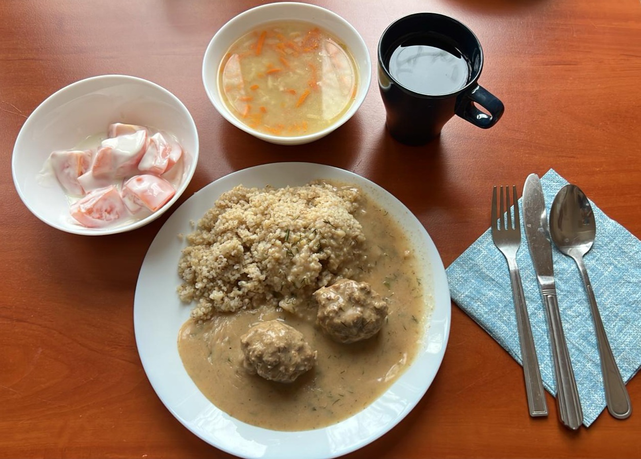 krpunik, klopsy z sosem, kaszą i pomidorami, kompot