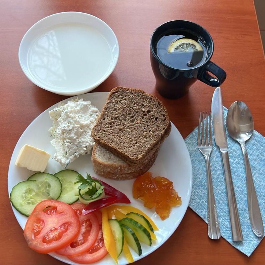 zupa mleczna, dżem, kanapki z twarożkiem i warzywami, herbata z cytryną