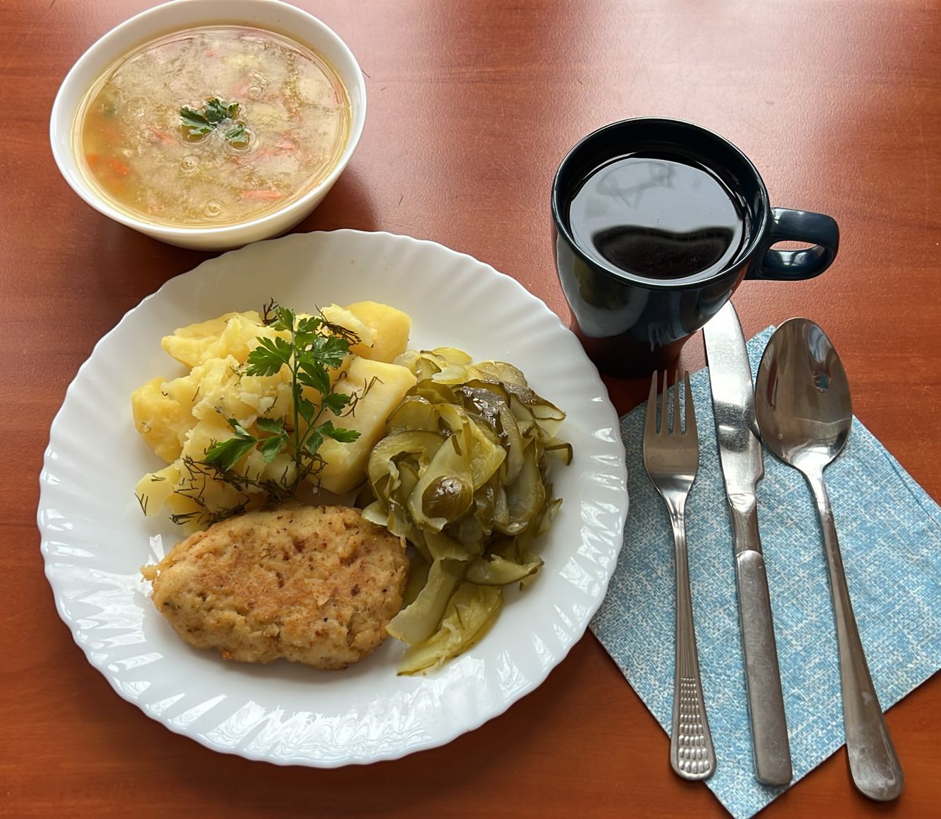 zupa grochowa, kotlet rybny z ziemniakami i og&oacute;rkami kiszonymi, kompot