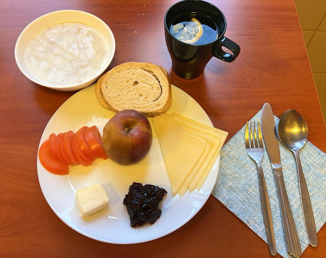 zupa mleczna, dżem, kanapki z serem i warzywami, herbata z cytryną, jabłko