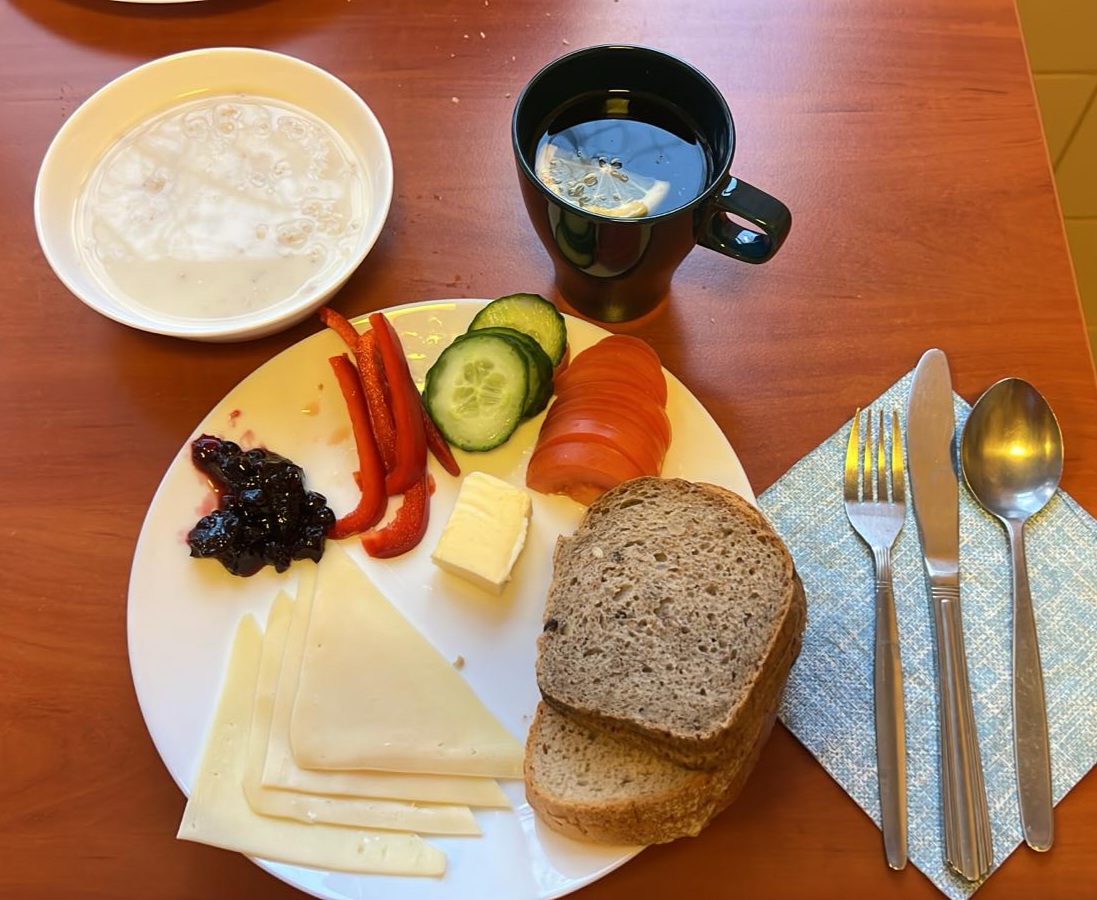 zupa mleczna, dżem, kanapki z serem, warzywami, herbata z cytryną