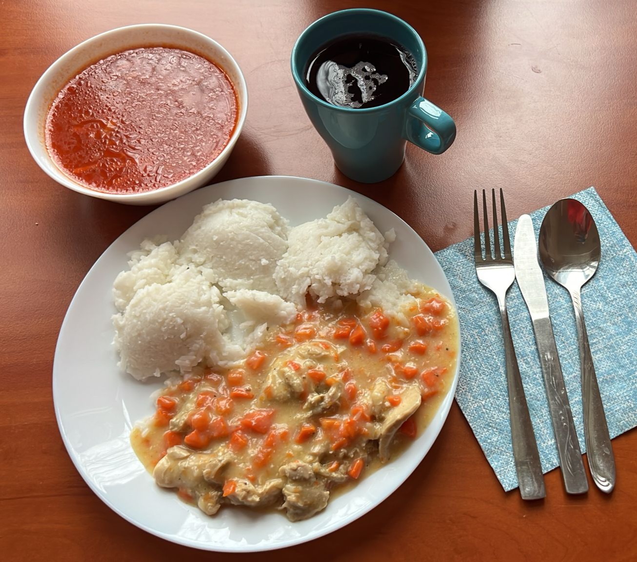 zupa pomidorowa, potrawka z kurczaka z ryżem i marchewka, kompot