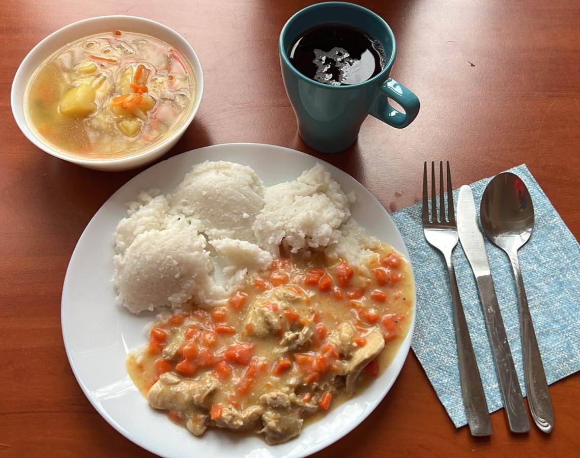 zupa ziemniaczana, potrawka z kurczaka z ryżem i marchewka, kompot