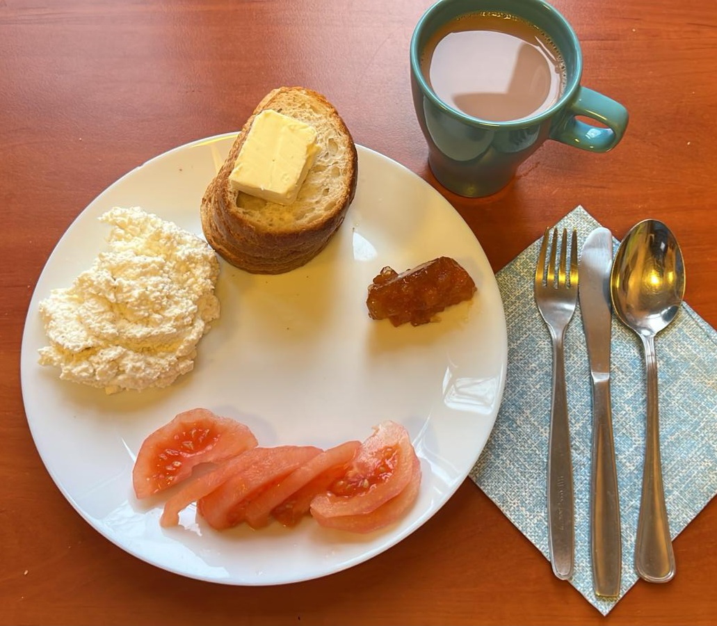 kakao, kanapki z pastą jajeczną i pomidorem, dżem