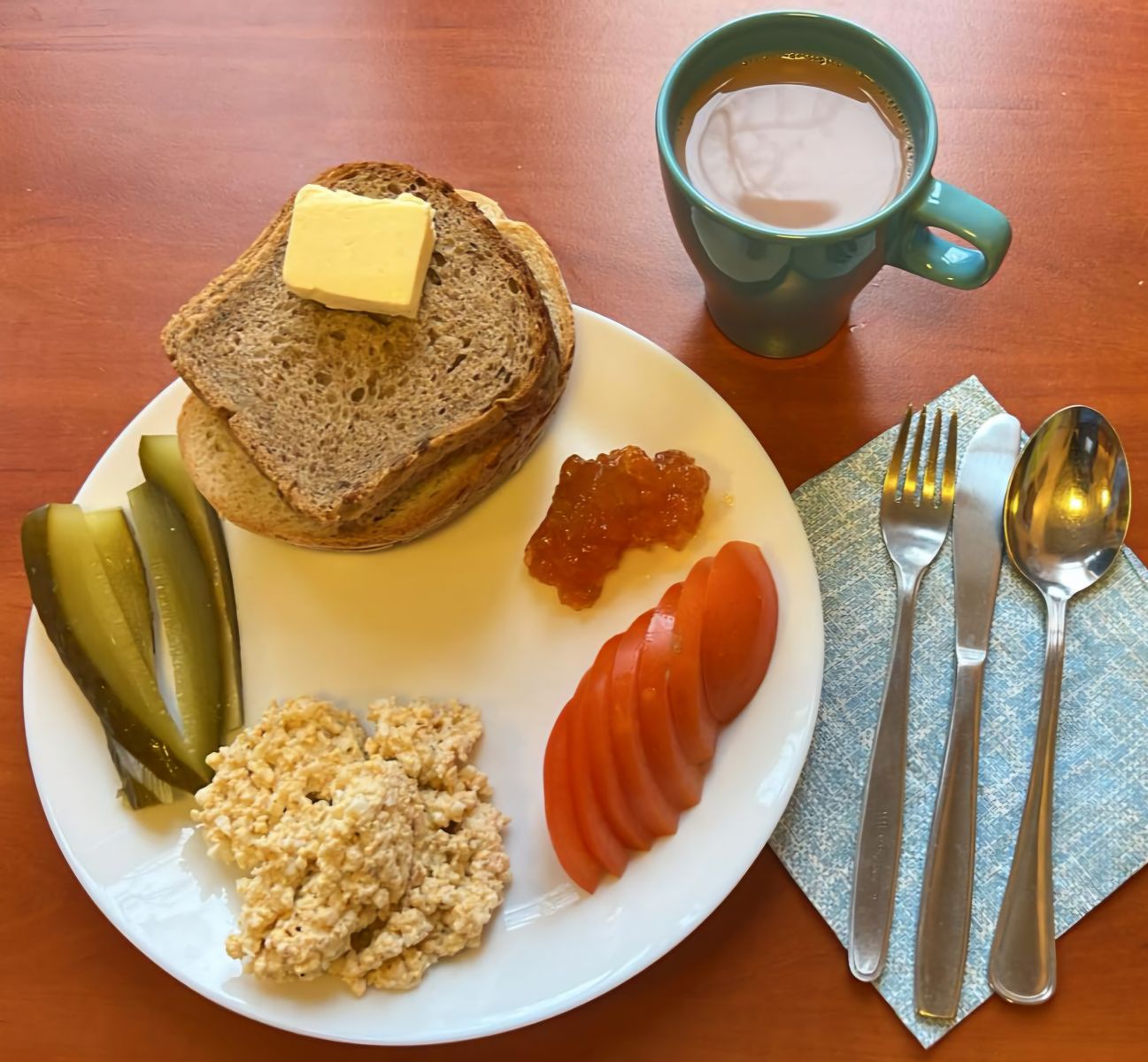 kakao, kanapki z pastą jajeczną i warzywami, dżem