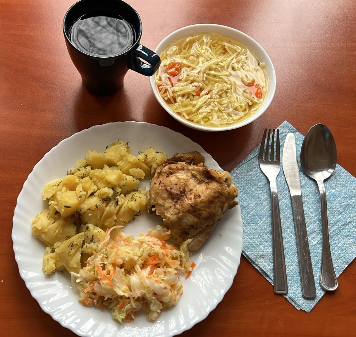 ros&oacute;l, pieczony kurczak z ziemniakami i sur&oacute;wką z kapusty pekińskiej, kompot