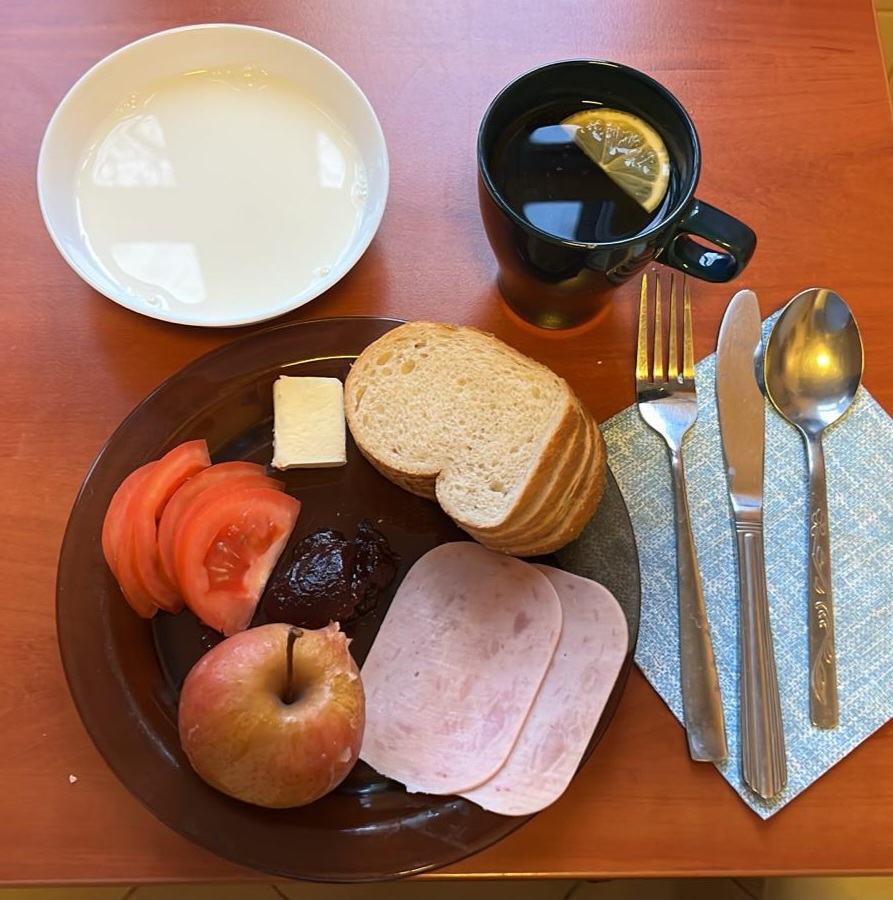 kanapki z wędliną i pomidorem, dżem, herbata z cytryną, pieczone jabłko