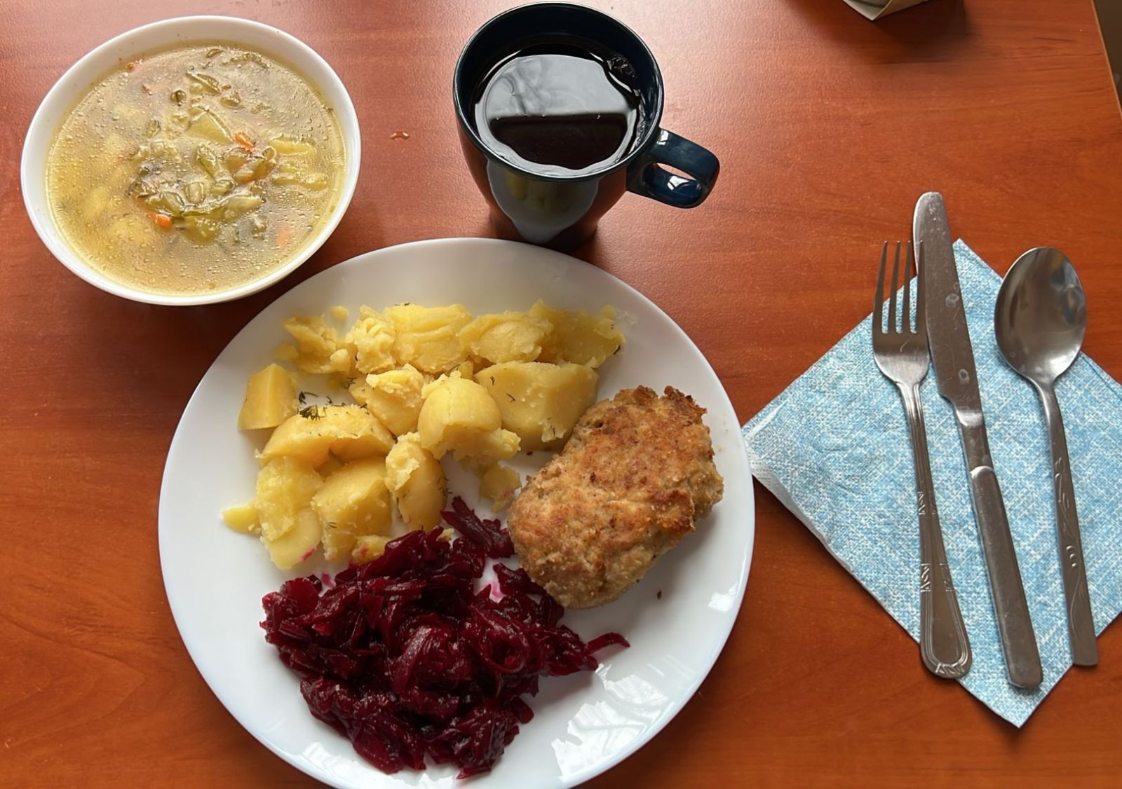 zupa og&oacute;rkowa, mielony z ziemniakami i burakami, kompot