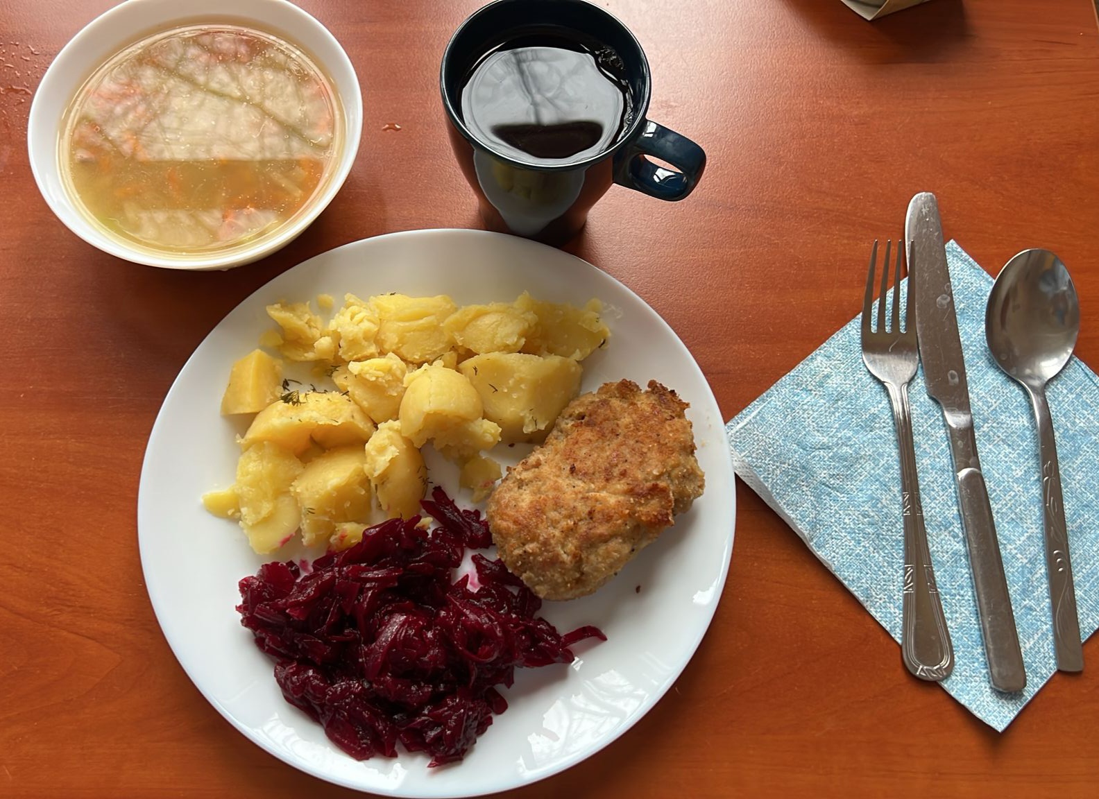 zupa ryżowa, mielony z ziemniakami i burakami, kompot