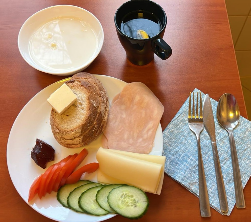 makaron na mleku, dżem, kanapki z wędliną i serem, warzywa, herbata z cytryną