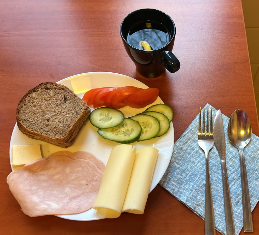 kanapki z wędliną i serem, warzywa, herbata z cytryną