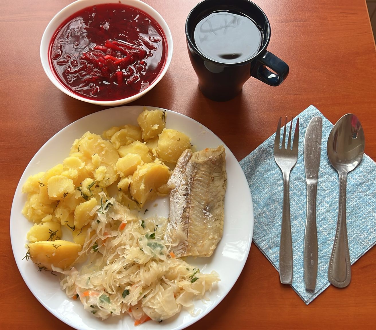 barszcz czerwony, filer rybny, ziemniaki, sur&oacute;wka z kiszonej kapusty, kompot