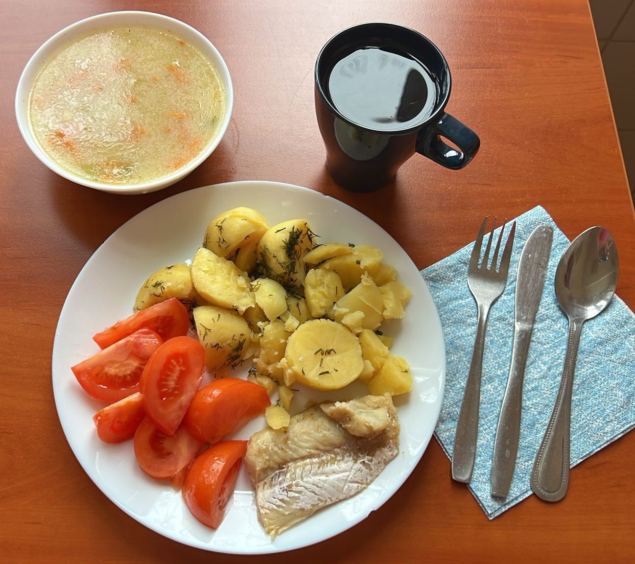 grysikowa, filet rybny, ziemniaki, poidory z olejem, kompot