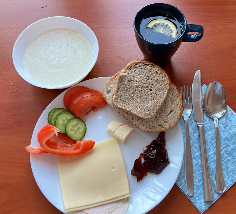 zupa mleczna, dżem, kanapki z wędliną, serem i warzywami, herbata z cytryną