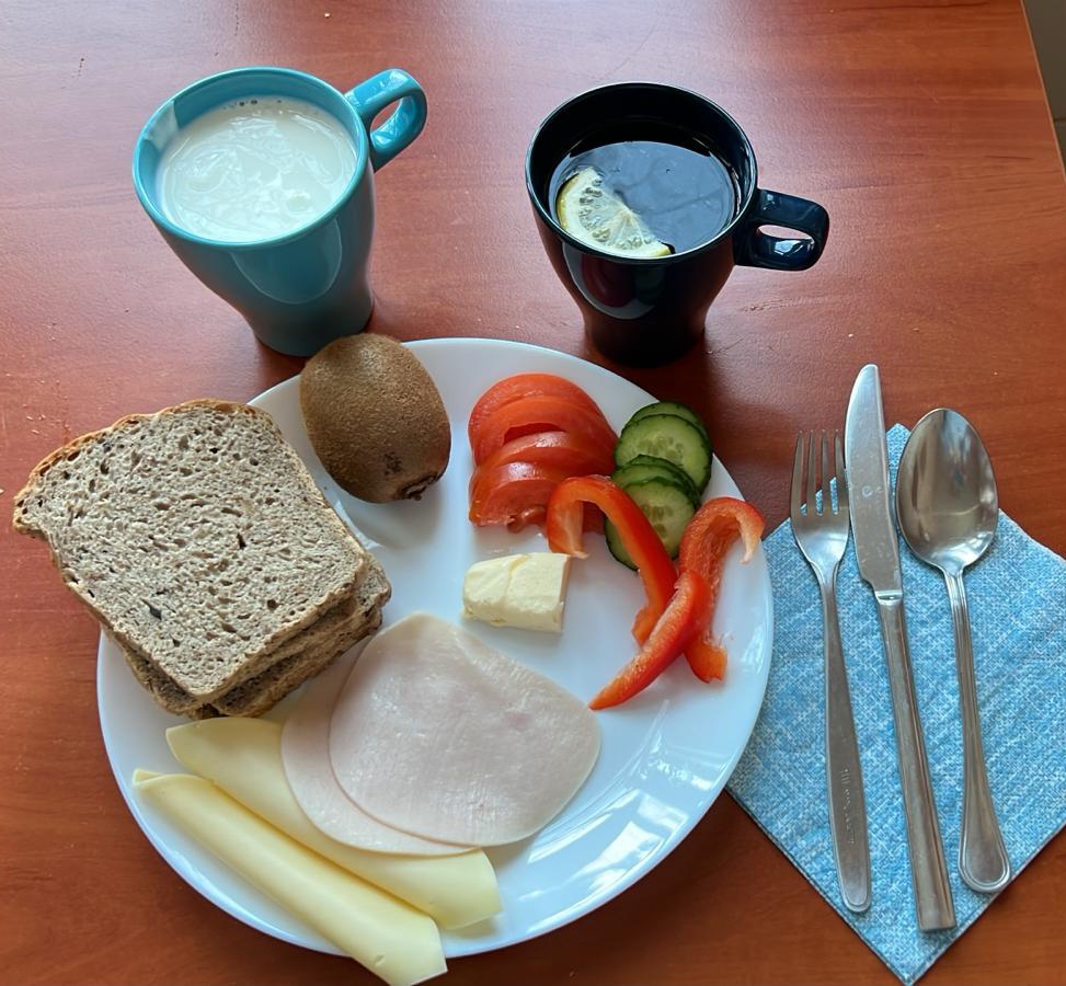 kanapki z wędliną, serem i warzywami, herbata z cytryną, kiwi i jogurt